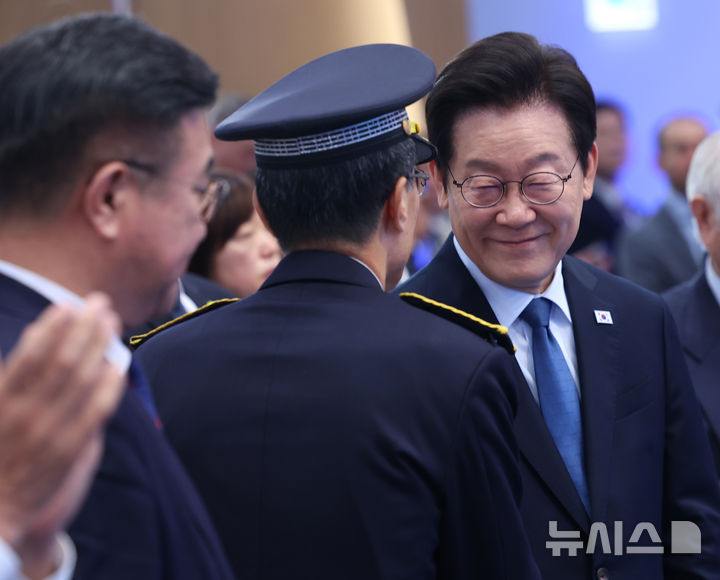 [서울=뉴시스] 고범준 기자 = 이재명 대통령이 21일 서울 서대문구 경찰청에서 열린 제80주년 경찰의 날 기념식에서 참석자들과 인사를 하고 있다. (대통령실통신사진기자단) 2025.10.21. bjko@newsis.com