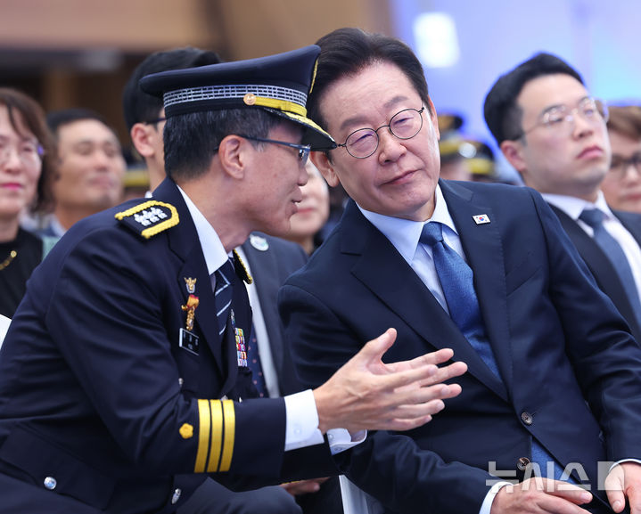 [서울=뉴시스] 고범준 기자 = 이재명 대통령이 21일 서울 서대문구 경찰청에서 열린 제80주년 경찰의 날 기념식에서 유재성 경찰청장 직무대행과 대화를 나누고 있다. (대통령실통신사진기자단) 2025.10.21. bjko@newsis.com