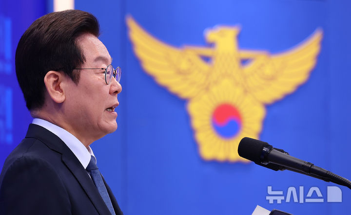 [서울=뉴시스] 고범준 기자 = 이재명 대통령이 21일 서울 서대문구 경찰청에서 열린 제80주년 경찰의 날 기념식에서 기념사를 하고 있다. (대통령실통신사진기자단) 2025.10.21. bjko@newsis.com