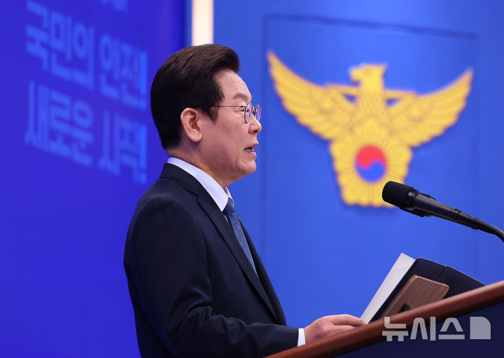 [서울=뉴시스] 고범준 기자 = 이재명 대통령이 21일 서울 서대문구 경찰청에서 열린 제80주년 경찰의 날 기념식에서 기념사를 하고 있다. (대통령실통신사진기자단) 2025.10.21. bjko@newsis.com