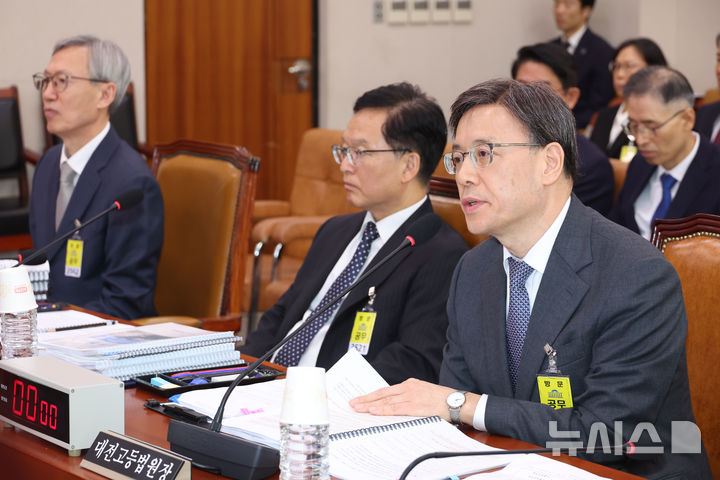 [서울=뉴시스] 고승민 기자 = 이원범 대전고등법원장이 21일 서울 여의도 국회에서 열린 법제사법위원회의 대전고등법원 등 국정감사에서 의원 질의에 답하고 있다. 2025.10.21. kkssmm99@newsis.com