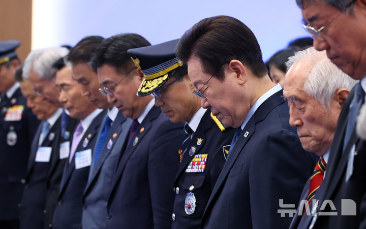[서울=뉴시스] 고범준 기자 = 이재명 대통령이 21일 서울 서대문구 경찰청에서 열린 제80주년 경찰의 날 기념식에서 묵념하고 있다. (대통령실통신사진기자단) 2025.10.21. bjko@newsis.com
