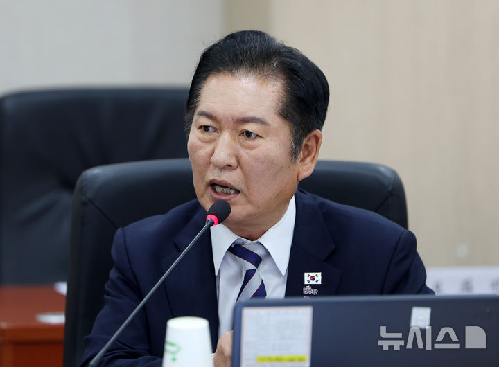 [용인=뉴시스] 김명년 기자 = 정청래 더불어민주당 대표가 21일 용인시 지상작전사령부에서 열린 국회 국방위원회 국정감사에서 주성운 사령관에게 질의하고 있다. 2025.10.21. kmn@newsis.com