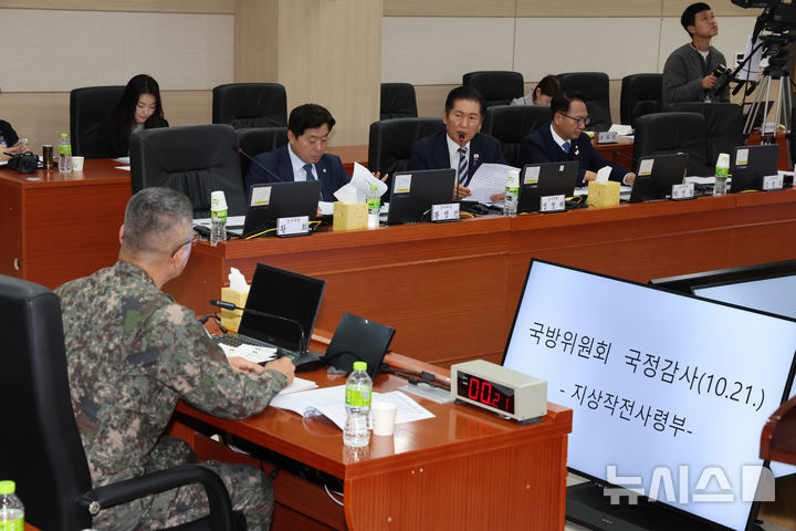 [용인=뉴시스] 김명년 기자 = 정청래 더불어민주당 대표가 21일 용인시 지상작전사령부에서 열린 국회 국방위원회 국정감사에서 주성운 사령관에게 질의하고 있다. 2025.10.21. kmn@newsis.com