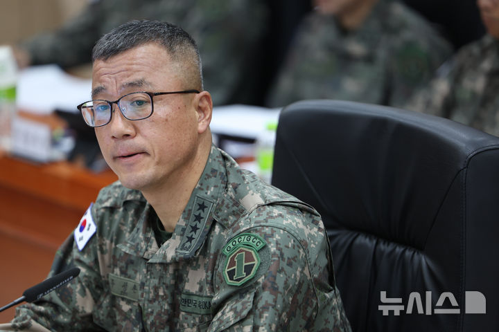 [용인=뉴시스] 김명년 기자 = 주성운 지상작전사령관이 21일 용인시 지상작전사령부에서 열린 국회 국방위원회 국정감사에서 물을 마시고 있다. 2025.10.21. kmn@newsis.com