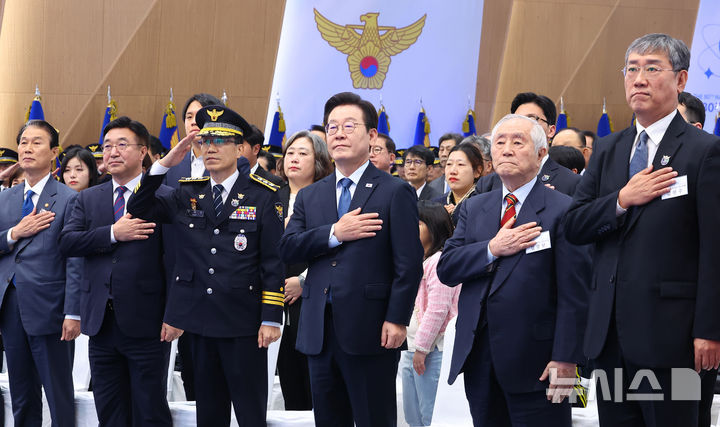 [서울=뉴시스] 고범준 기자 = 이재명 대통령이 21일 서울 서대문구 경찰청에서 열린 제80주년 경찰의 날 기념식에서 국민의례를 하고 있다. (대통령실통신사진기자단) 2025.10.21. bjko@newsis.com