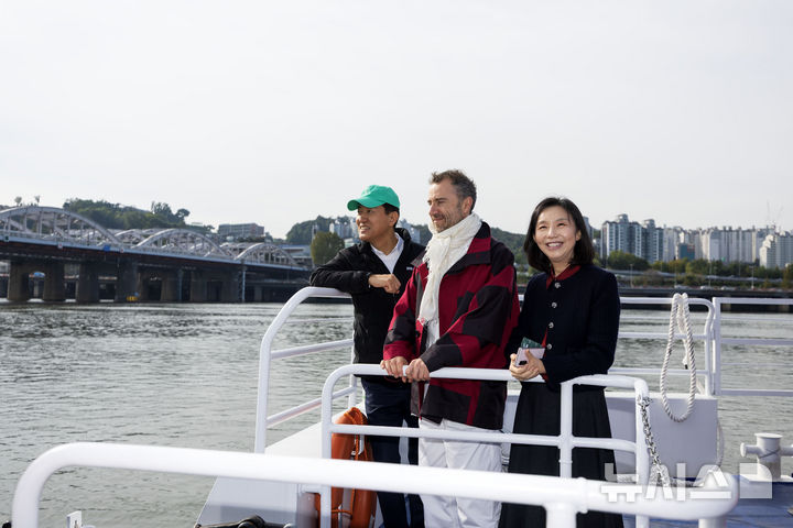 [서울=뉴시스] 김선웅 기자 = 오세훈 서울시장과 건축가 토마스 헤더윅, 최호정 서울시의회 의장이 21일 노들 글로벌 예술섬 착공식 참석하기 위해 서울 용산구 노들섬으로 향하는 한강버스에 탑승해 이야기를 나누고 있다. 2025.10.21. mangusta@newsis.com