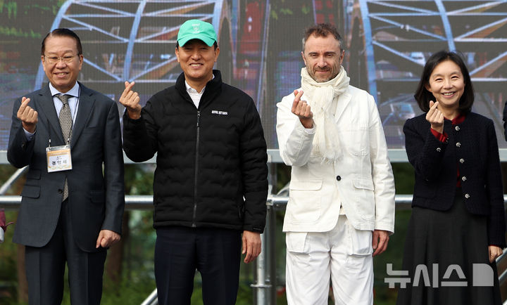 [서울=뉴시스] 김선웅 기자 = 21일 서울 용산구 노들섬에서 열린 노들 글로벌 예술섬 착공식에서 참석자들이 기념사진을 촬영하고 있다. 왼쪽부터 권영세 국민의힘 국회의원, 오세훈 서울시장, 건축가 토마스 헤더윅, 최호정 서울시의회 의장. 2025.10.21. mangusta@newsis.com