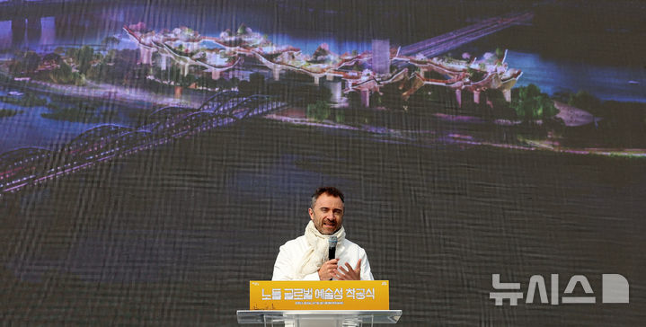 [서울=뉴시스] 김선웅 기자 = 건축가 토마스 헤더윅이 21일 서울 용산구 노들섬에서 열린 노들 글로벌 예술섬 착공식에서 설계 등 사업내용을 설명하고 있다. 2025.10.21. mangusta@newsis.com