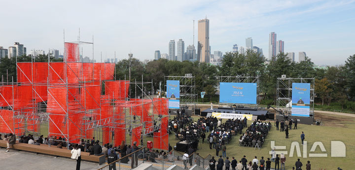 [서울=뉴시스] 김선웅 기자 = 오세훈 서울시장이 21일 서울 용산구 노들섬에서 열린 노들 글로벌 예술섬 착공식에서 기념사를 하고 있다. 2025.10.21. mangusta@newsis.com