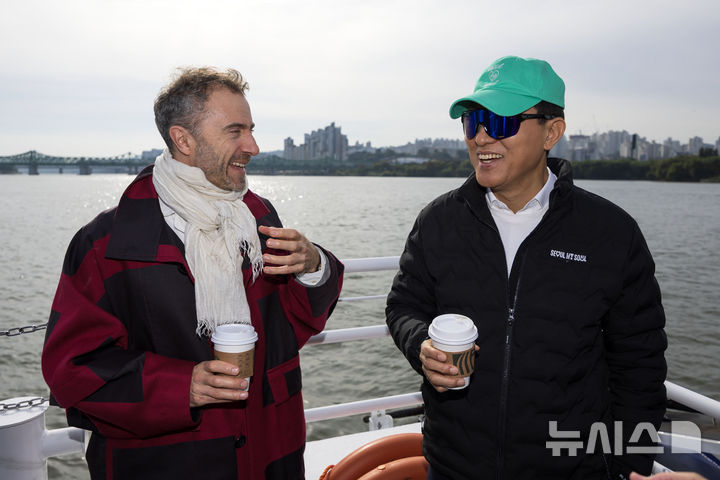 [서울=뉴시스] 김선웅 기자 = 오세훈 서울시장과 건축가 토마스 헤더윅이 21일 노들 글로벌 예술섬 착공식 참석하기 위해 서울 용산구 노들섬으로 향하는 한강버스에 탑승해 이야기를 나누고 있다. 2025.10.21. mangusta@newsis.com