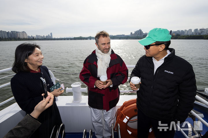 [서울=뉴시스] 김선웅 기자 = 오세훈 서울시장과 건축가 토마스 헤더윅, 최호정 서울시의회 의장이 21일 노들 글로벌 예술섬 착공식 참석하기 위해 서울 용산구 노들섬으로 향하는 한강버스에 탑승해 이야기를 나누고 있다. 2025.10.21. mangusta@newsis.com