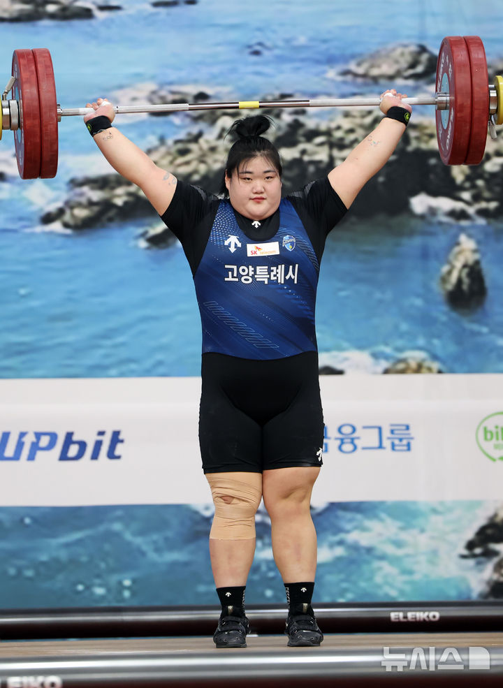  [부산=뉴시스] 하경민 기자 = 제106회 전국체육대회 역도 경기가 열린 21일 부산 남구 국민체육센터에서 여자일반부 +87kg 박혜정(고양시청)이 인상 3차 123kg을 성공하고 있다. 2025.10.21. yulnetphoto@newsis.com
