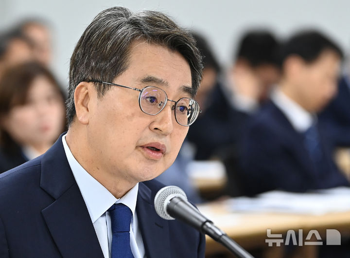 [수원=뉴시스] 김종택 기자 = 김동연 경기도지사가 21일 경기 수원시 경기도청에서 열린 국회 행정안전위원회의 경기도 국정감사에서 의원 질의에 답변하고 있다. 2025.10.21. jtk@newsis.com