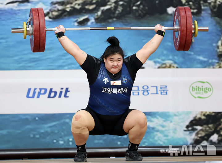  [부산=뉴시스] 하경민 기자 = 제106회 전국체육대회 역도 경기가 열린 21일 부산 남구 국민체육센터에서 여자일반부 +87kg 박혜정(고양시청)이 인상 3차 123kg을 성공하고 있다. 2025.10.21. yulnetphoto@newsis.com