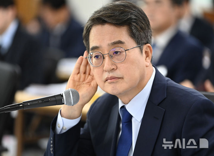 [수원=뉴시스] 김종택 기자 = 김동연 경기도지사가 21일 경기 수원시 경기도청에서 열린 국회 행정안전위원회의 경기도에 대한 국정감사에서 의원 질의를 듣고 있다. 2025.10.21. jtk@newsis.com