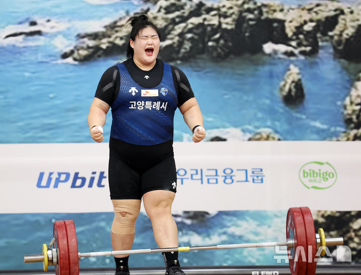  [부산=뉴시스] 하경민 기자 = 제106회 전국체육대회 역도 경기가 열린 21일 부산 남구 국민체육센터에서 여자일반부 +87kg 박혜정(고양시청)이 인상 3차 123kg을 성공한 뒤 포효하고 있다. 2025.10.21. yulnetphoto@newsis.com