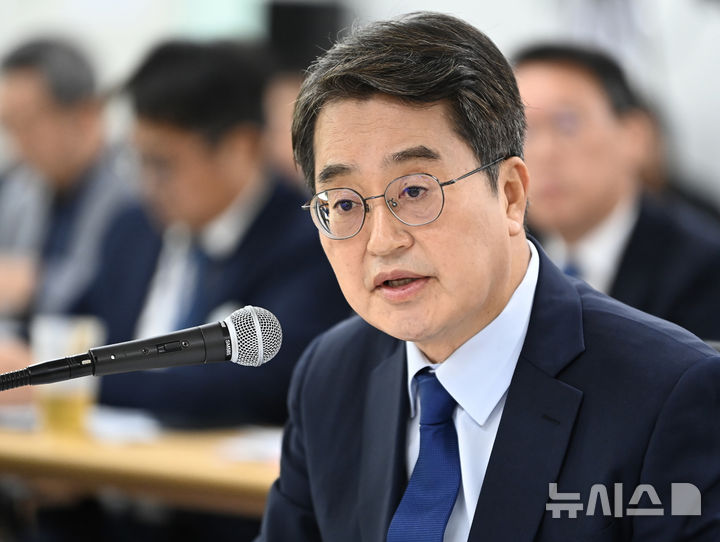 [수원=뉴시스] 김종택 기자 = 김동연 경기도지사가 21일 경기 수원시 경기도청에서 열린 국회 행정안전위원회의 경기도에 대한 국정감사에서 의원 질의에 답변하고 있다. 2025.10.21. jtk@newsis.com