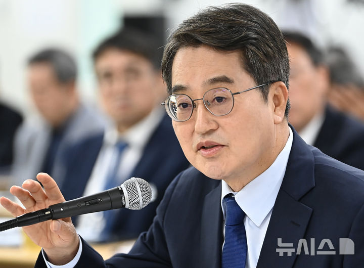 [수원=뉴시스] 김종택 기자 = 김동연 경기도지사가 21일 경기 수원시 경기도청에서 열린 국회 행정안전위원회의 경기도에 대한 국정감사에서 의원 질의에 답변하고 있다. 2025.10.21. jtk@newsis.com