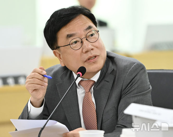 [수원=뉴시스] 김종택 기자 = 서범수 국민의힘 의원이 21일 경기 수원시 경기도청에서 열린 국회 행정안전위원회의 경기도에 대한 국정감사에서 질의하고 있다. 2025.10.21. jtk@newsis.com