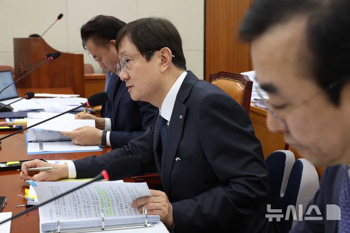 [서울=뉴시스] 조성봉 기자 = 이찬진 금융감독원장이 21일 오전 서울 여의도 국회에서 열린 정무위원회 국정감사에서 의원의 질의에 답변하고 있다. 2025.10.21.suncho21@newsis.com