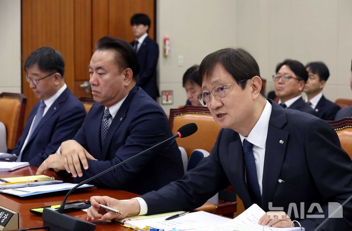 [서울=뉴시스] 조성봉 기자 = 이찬진 금융감독원장이 21일 오전 서울 여의도 국회에서 열린 정무위원회 국정감사에서 의원의 질의에 답변하고 있다. 2025.10.21.suncho21@newsis.com