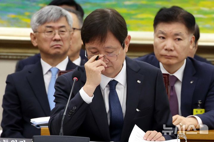 [서울=뉴시스] 조성봉 기자 = 이찬진 금융감독원장이 21일 오전 서울 여의도 국회에서 열린 정무위원회 국정감사에서 안경을 고쳐쓰고 있다. 2025.10.21.suncho21@newsis.com