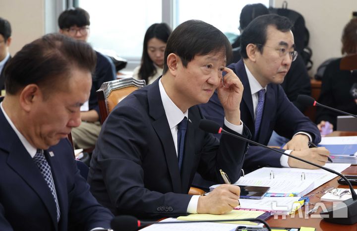 [서울=뉴시스] 조성봉 기자 = 이찬진 금융감독원장이 21일 오전 서울 여의도 국회에서 열린 정무위원회 국정감사에서 의원 질의를 듣고 있다. 2025.10.21.suncho21@newsis.com