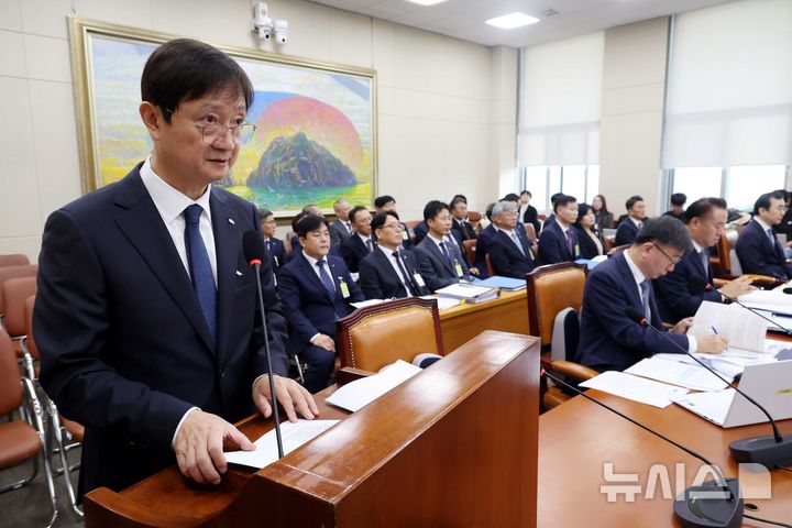 [서울=뉴시스] 조성봉 기자 = 이찬진 금융감독원장이 21일 오전 서울 여의도 국회에서 열린 정무위원회 국정감사에서 업무 보고를 하고 있다. 2025.10.21.suncho21@newsis.com