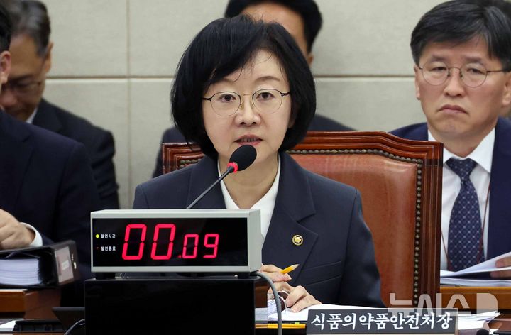 [서울=뉴시스] 조성봉 기자 = 오유경 식품의약품안전처장이 21일 오전 서울 여의도 국회에서 열린 보건복지위원회 국정감사에서 의원 질의에 답변하고 있다. 2025.10.21. suncho21@newsis.com
