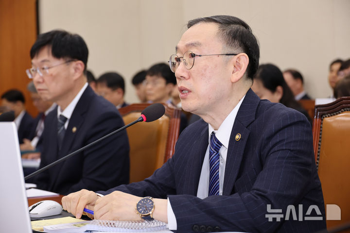 [서울=뉴시스] 김금보 기자 = 이명구 관세청장이 21일 서울 여의도 국회에서 열린 기획재정위원회 국정감사에서 질의에 답하고 있다. 2025.10.21. kgb@newsis.com