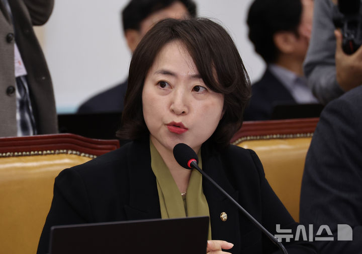 [서울=뉴시스] 김금보 기자 = 이주희 더불어민주당 의원이 21일 서울 여의도 국회에서 열린 과학기술정보방송통신위원회의 ICT 공공기관에 대한 국정감사에서 질의를 하고 있다. 2025.10.21. kgb@newsis.com