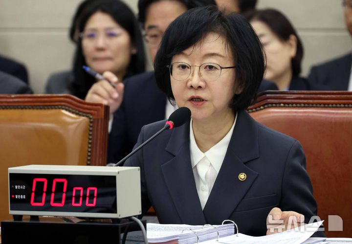 [서울=뉴시스] 조성봉 기자 = 오유경 식품의약품안전처장이 21일 오전 서울 여의도 국회에서 열린 보건복지위원회 국정감사에서 의원 질의에 답변하고 있다. 2025.10.21. suncho21@newsis.com