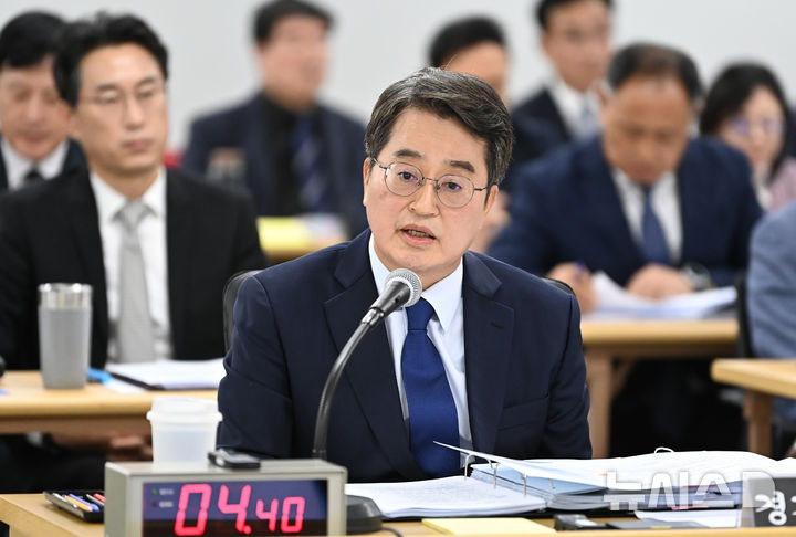 [수원=뉴시스] 김종택 기자 = 김동연 경기도지사가 21일 경기 수원시 경기도청에서 열린 국회 행정안전위원회의 경기도에 대한 국정감사에서 의원 질의에 답변하고 있다. 2025.10.21. jtk@newsis.com