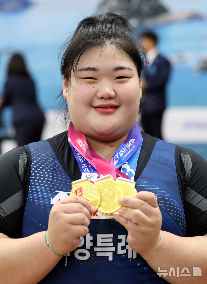  [부산=뉴시스] 하경민 기자 = 제106회 전국체육대회 역도 경기가 열린 21일 부산 남구 국민체육센터에서 여자일반부 +87kg 박혜정(고양시청)이 3관왕을 차지한 뒤 금메달을 들어보이고 있다. 2025.10.21. yulnetphoto@newsis.com