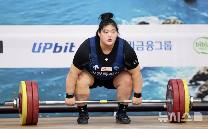  [부산=뉴시스] 하경민 기자 = 제106회 전국체육대회 역도 경기가 열린 21일 부산 남구 국민체육센터에서 여자일반부 +87kg 박혜정(고양시청)이 힘차게 역기를 들어올리고 있다. 2025.10.21. yulnetphoto@newsis.com