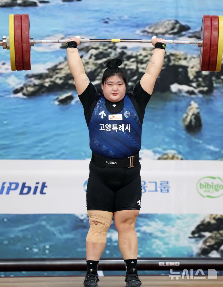  [부산=뉴시스] 하경민 기자 = 제106회 전국체육대회 역도 경기가 열린 21일 부산 남구 국민체육센터에서 여자일반부 +87kg 박혜정(고양시청)이 힘차게 역기를 들어올리고 있다. 2025.10.21. yulnetphoto@newsis.com