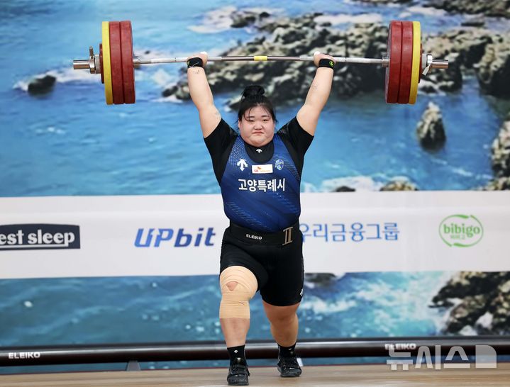  [부산=뉴시스] 하경민 기자 = 제106회 전국체육대회 역도 경기가 열린 21일 부산 남구 국민체육센터에서 여자일반부 +87kg 박혜정(고양시청)이 힘차게 역기를 들어올리고 있다. 2025.10.21. yulnetphoto@newsis.com