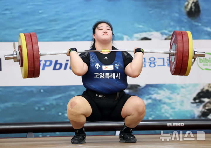  [부산=뉴시스] 하경민 기자 = 제106회 전국체육대회 역도 경기가 열린 21일 부산 남구 국민체육센터에서 여자일반부 +87kg 박혜정(고양시청)이 힘차게 역기를 들어올리고 있다. 2025.10.21. yulnetphoto@newsis.com