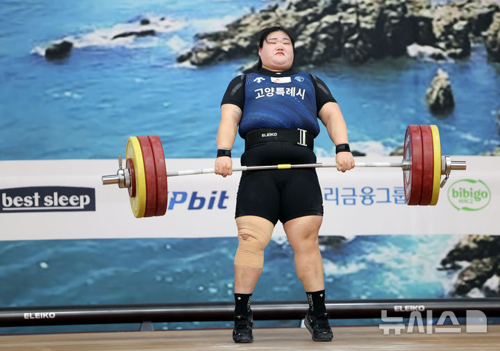  [부산=뉴시스] 하경민 기자 = 제106회 전국체육대회 역도 경기가 열린 21일 부산 남구 국민체육센터에서 여자일반부 +87kg 박혜정(고양시청)이 힘차게 역기를 들어올리고 있다. 2025.10.21. yulnetphoto@newsis.com