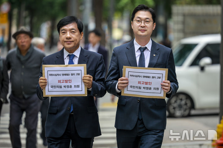 [서울=뉴시스] 정병혁 기자 = 이성윤 더불어민주당 법률위원장, 김동아 더불어민주당 허위조작정보대응특위 부위원장이 21일 서울 종로구 서울경찰청 앞에서 박정훈 국민의힘 의원을 허위사실적시 명예훼손 혐의로 고발하기 위해 이동하고 있다. 2025.10.21 jhope@newsis.com