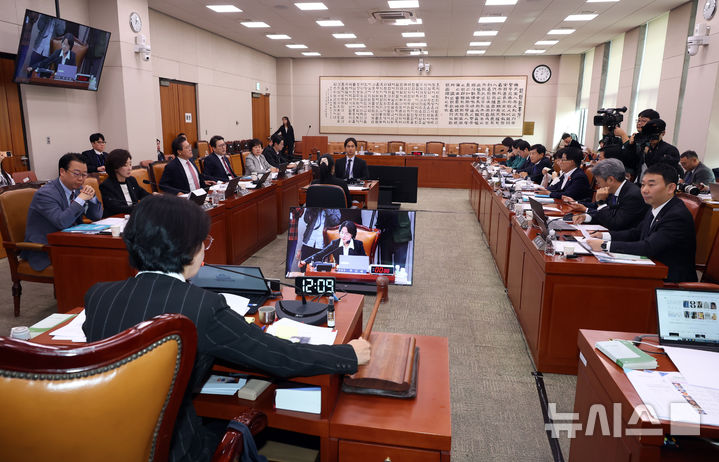 [서울=뉴시스] 고승민 기자 = 추미애 국회 법사위원장이 21일 서울 여의도 국회에서 열린 법제사법위원회 전체회의에서 의사봉을 두드리고 있다. 2025.10.21. kkssmm99@newsis.com