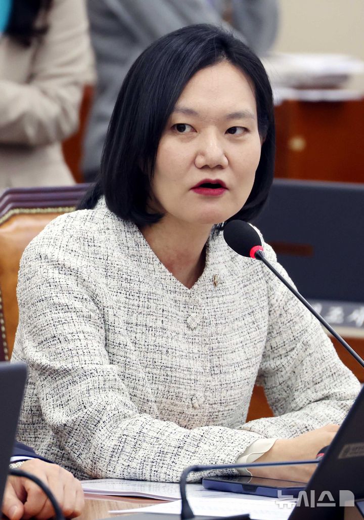 [서울=뉴시스] 조성봉 기자 = 김남희 더불어민주당 의원이 21일 오전 서울 여의도 국회 보건복지위원회에서 열린 식품의약품안전처 등에 대한 국정감사에서 질의를 하고 있다. 2025.10.21. suncho21@newsis.com