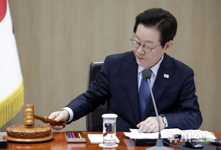 [서울=뉴시스] 최동준 기자 = 이재명 대통령이 21일 서울 용산 대통령실 청사에서 열린 국무회의에서 의사봉을 두드리며 개회 선언을 하고 있다. 2025.10.21. photocdj@newsis.com