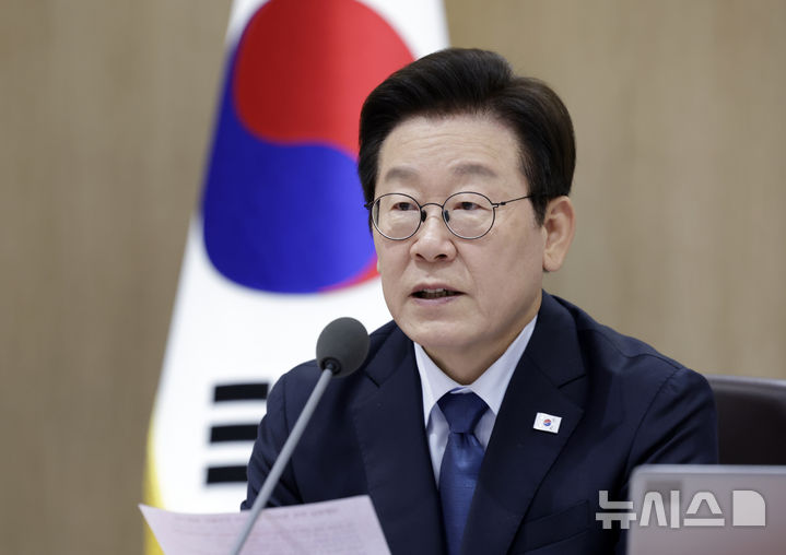 [서울=뉴시스] 최동준 기자 = 이재명 대통령이 21일 서울 용산 대통령실 청사에서 열린 국무회의에서 발언하고 있다. 2025.10.21. photocdj@newsis.com