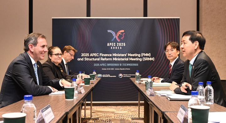 [서울=뉴시스] 구윤철 부총리 겸 기획재정부 장관이 21일 인천 인스파이어 리조트에서 아시아-태평양경제협력체(APEC) 재무장관회의 참석차 방한한 짐 차머스 호주 재무장관과 면담하고 있다. (사진=기획재정부 제공) 2025.10.21. photo@newsis.com *재판매 및 DB 금지