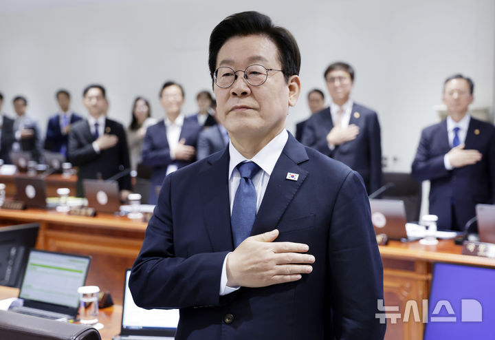 [서울=뉴시스] 최동준 기자 = 이재명 대통령이 21일 서울 용산 대통령실 청사에서 열린 국무회의에서 국민의례를 하고 있다. 2025.10.21. photocdj@newsis.com