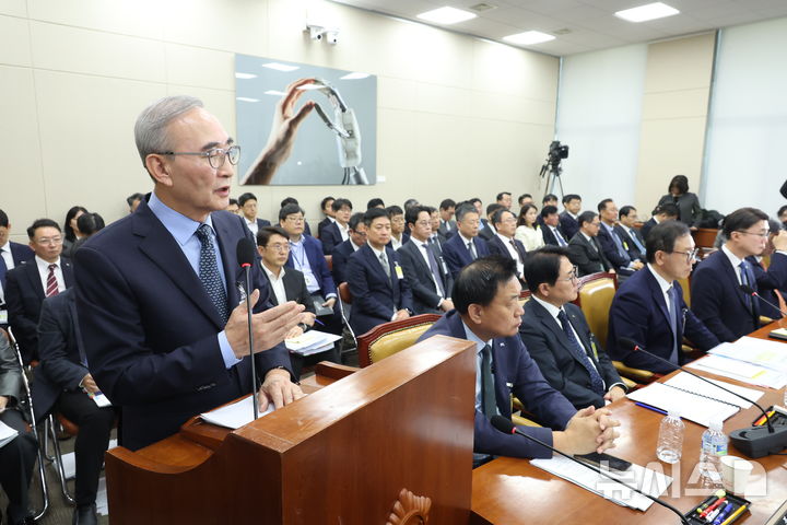 [서울=뉴시스] 고승민 기자 = 김영섭 KT 대표가 21일 서울 여의도 국회에서 열린 과학기술정보방송통신위원회의 정보통신산업진흥원 등 국정감사에서 의원 질의에 답하고 있다. 2025.10.21. kkssmm99@newsis.com