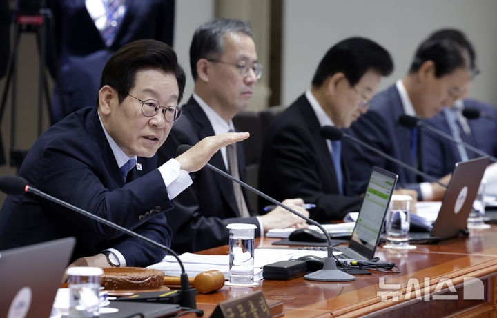 [서울=뉴시스] 최동준 기자 = 이재명 대통령이 21일 서울 용산 대통령실 청사에서 열린 국무회의에서 발언하고 있다. 2025.10.21. photocdj@newsis.com