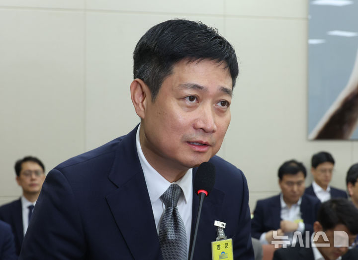 [서울=뉴시스] 고승민 기자 = 홍범식 LGU+ 대표가 21일 서울 여의도 국회에서 열린 과학기술정보방송통신위원회의 정보통신산업진흥원 등 국정감사에서 의원 질의에 답하고 있다. 2025.10.21. kkssmm99@newsis.com